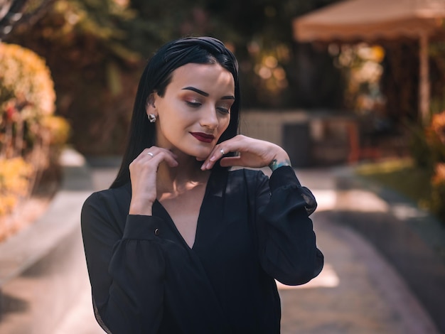 Foto retrato femenino de mujer morena sobre fondo verde