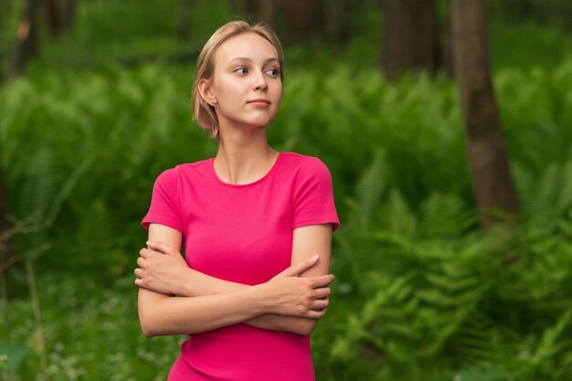 Retrato femenino sobre un fondo de bosque borroso