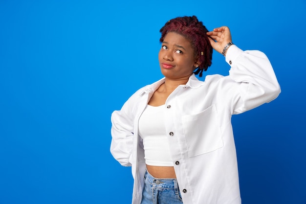 retrato feminino contra fundo azul