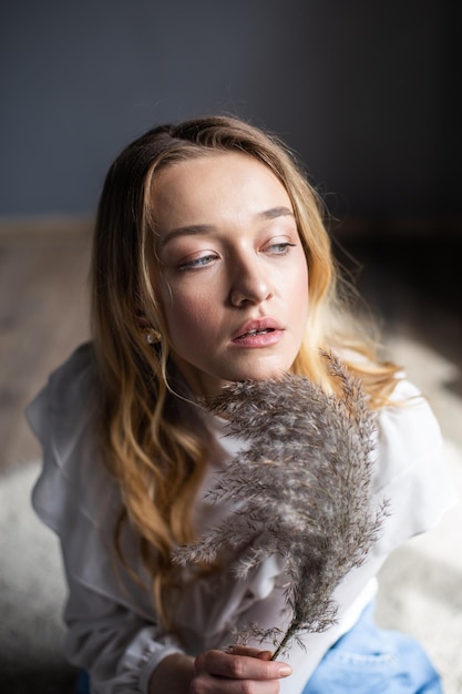 Retrato feminino de moda jovem elegante e elegante Linda loira com maquiagem e olhos azuis