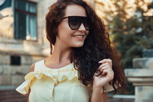 Retrato feminino de mulher jovem e muito elegante posando