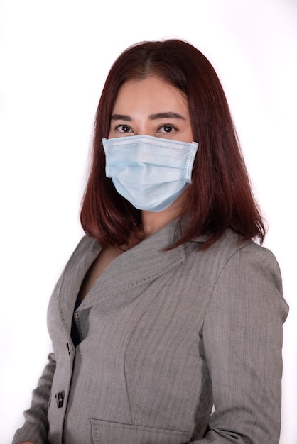 Retrato feminino máscara cirúrgica para prevenir vírus covid19 adicionar caminho de recorte