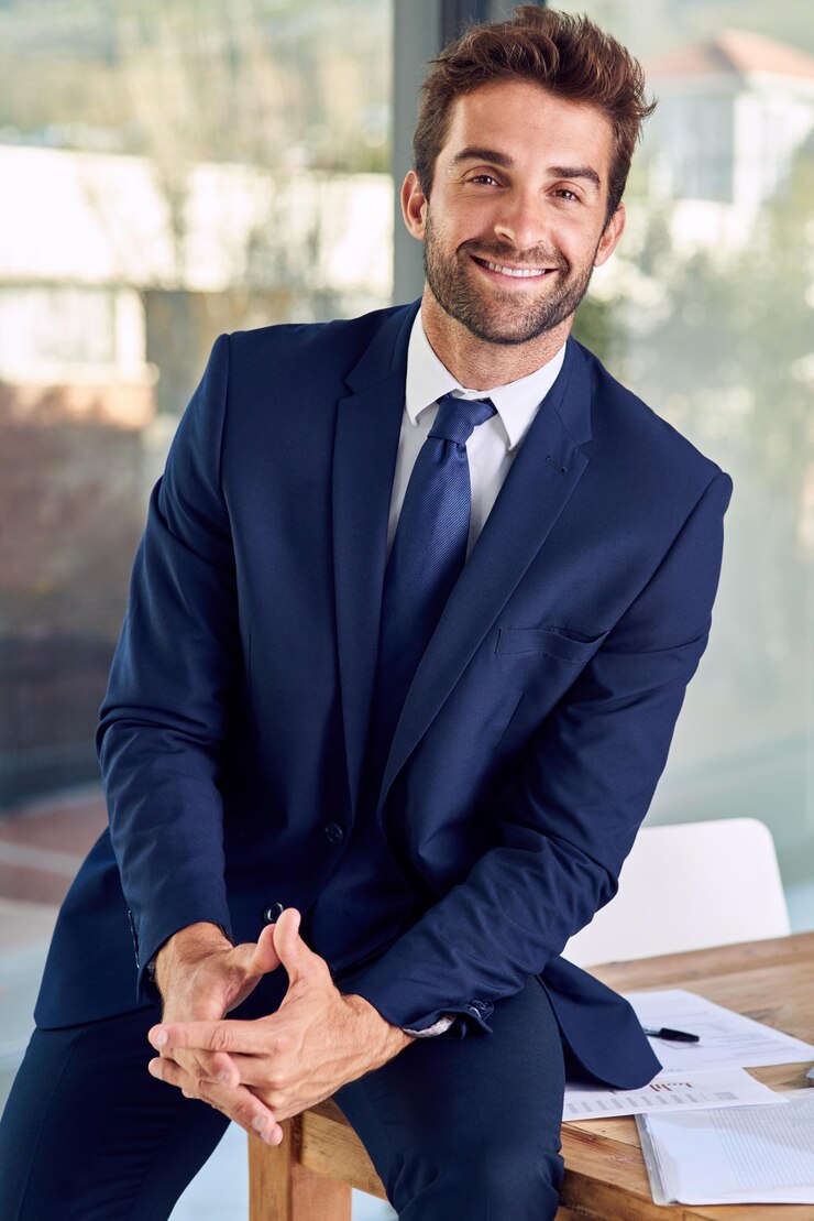Foto retrato financeiro e sorriso com homem de negócios em escritório profissional para aconselhamento ou consultoria gestão de ativos contábeis ou contabilidade com corretor financeiro no local de trabalho para riqueza financeira