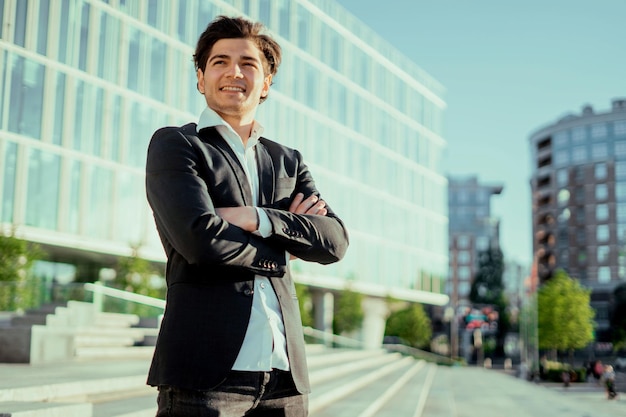 Foto retrato de un financiero con un elegante traje de negocios un joven gerente va a trabajar en la oficina