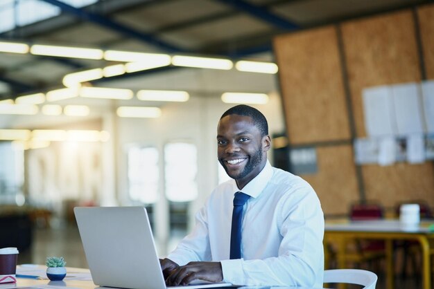 Retrato financiero o hombre de negocios feliz en la computadora portátil en la oficina para la investigación o el ahorro en la revisión de impuestos Inversión financiera o contador africano en tecnología para la contabilidad de inicio o ganancias de venta