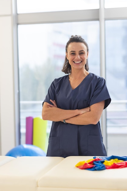 Retrato de una fisioterapeuta caucásica feliz con bata en el hospital