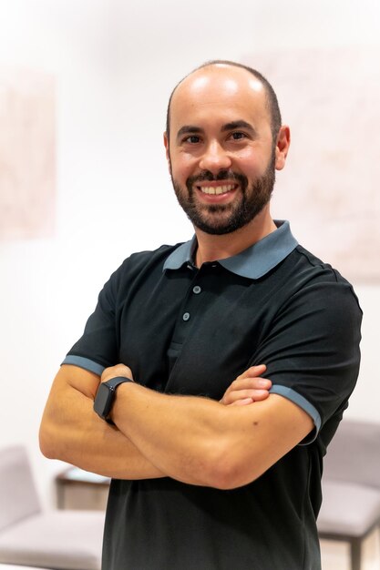 Retrato de fisioterapeuta en la estación de trabajo sonriendo fisioterapia deportiva y osteópata