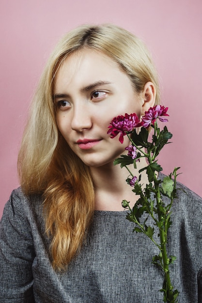 Retrato floral da fêmea adulta jovem, com cabelos loiros