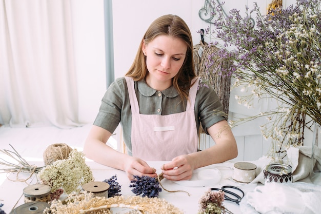 Retrato, de, floristería, mujer, en, floristería