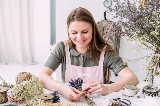 Retrato, de, floristería, mujer, en, floristería