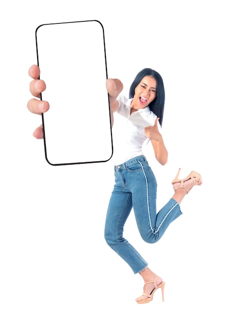 Retrato de foto de cuerpo entero de hermosa mujer morena asiática linda chica en camisa blanca Chica sorprendida emocionada mostrando un gran teléfono inteligente con pantalla en blanco pantalla blanca aislada sobre fondo blanco