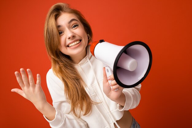 Retrato de la foto de la hermosa joven rubia oscura sonriente feliz positiva atractiva con sincero