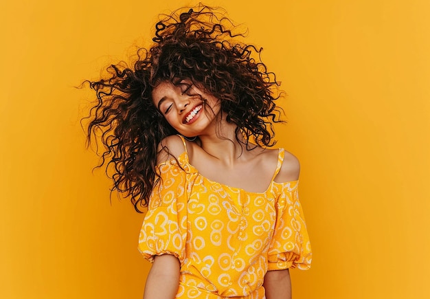 Retrato fotográfico de una joven belleza negra, mujer africana, modelo de chica con cabello rizado posando para una foto