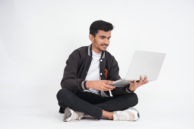 Retrato fotográfico de un joven feliz