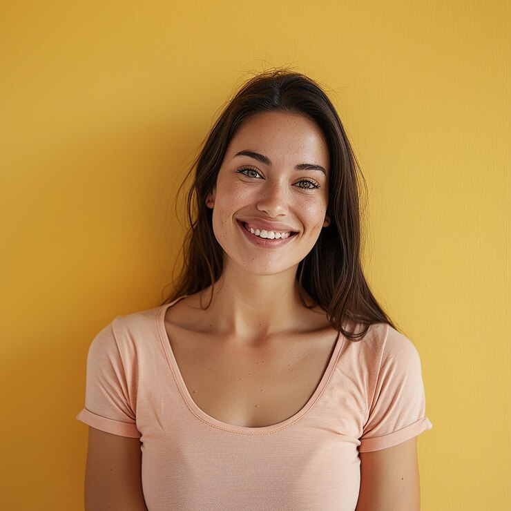 Retrato fotográfico de una joven sonriente de pie aislada
