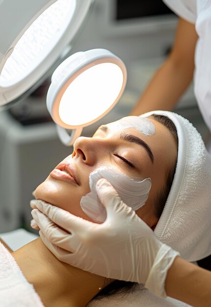 Foto retrato fotográfico de una mujer joven que recibe tratamientos faciales de belleza