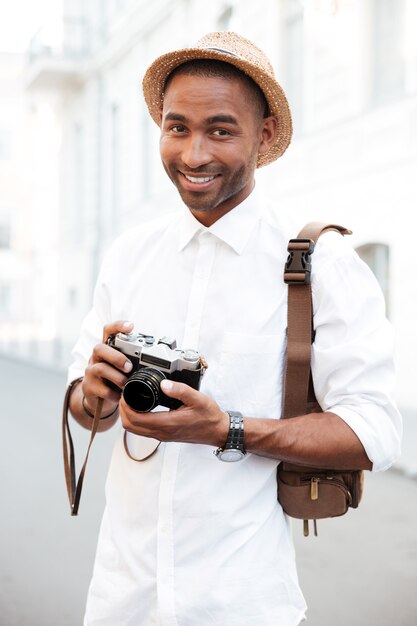 Retrato de fotógrafo en la calle con cámara