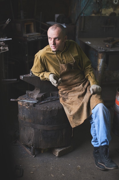 Foto retrato de una fragua en el taller