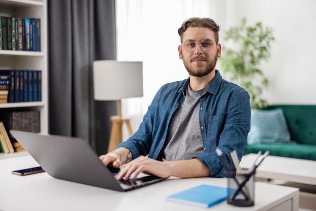 Retrato de freelance masculino positivo sentado