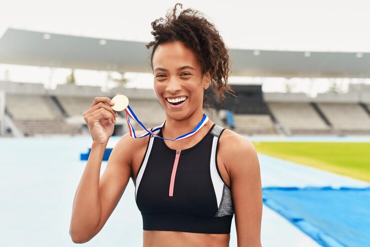 Retrato ganador y atleta con medalla de oro deportes y estadio para la competencia Pista de carreras de victoria o celebración para velocista y premio en atletismo de campo o evento de cardio para corredora femenina