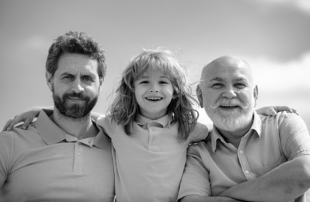 Retrato de la generación de hombres del abuelo, padre e hijo, día del padre, hombres en diferentes edades.