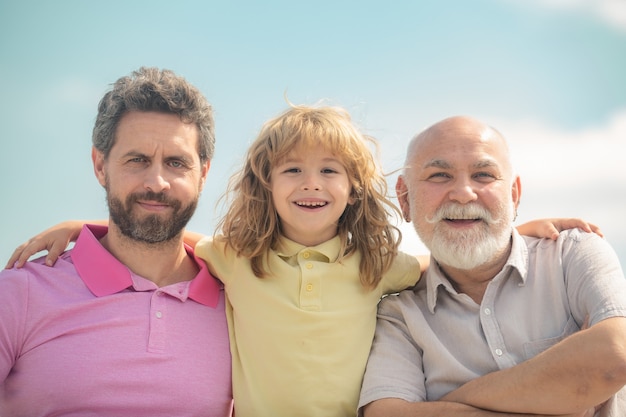 Retrato de la generación de hombres del abuelo, padre e hijo, día del padre, hombres en diferentes edades