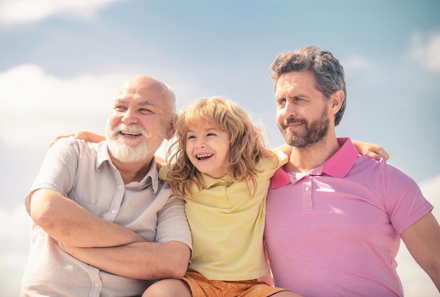 Retrato de la generación de hombres del abuelo, padre e hijo, día del padre, tres generaciones de hombres.