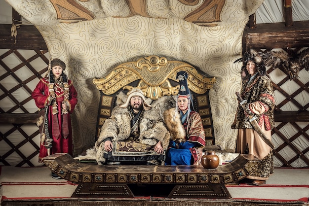 Retrato de Genghis Khan o Chinggis Khaan en guerreros vestidos tradicionalmente con la vestimenta típica de Mongolia.
