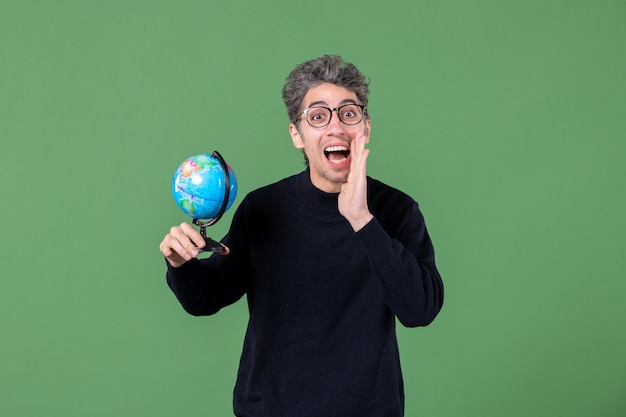 retrato de genio hombre sosteniendo globo terráqueo foto de estudio fondo verde aire espacio profesor naturaleza mar