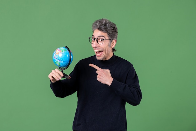 retrato de genio hombre sosteniendo globo terráqueo foto de estudio fondo verde aire espacio profesor naturaleza planeta