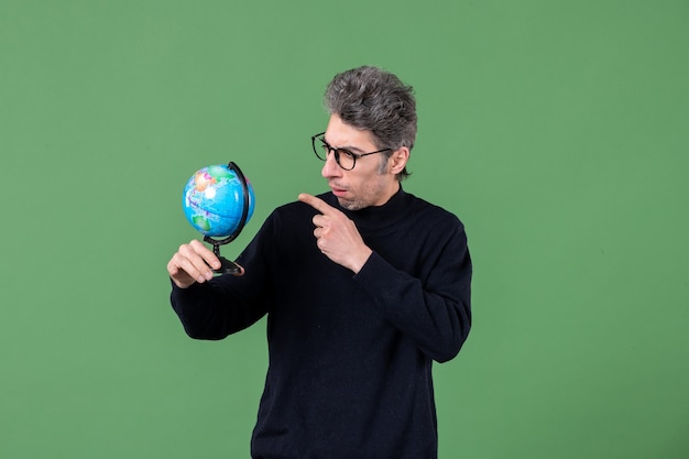 retrato de genio hombre sosteniendo globo terráqueo foto de estudio fondo verde espacio aire profesor naturaleza mar