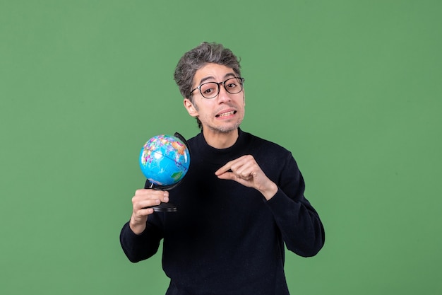 retrato de genio hombre sosteniendo globo terráqueo foto de estudio fondo verde maestro espacio naturaleza planeta aire