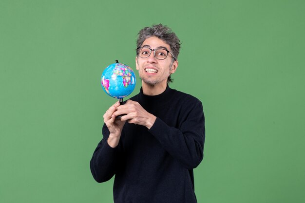 retrato de genio hombre sosteniendo globo terráqueo foto de estudio fondo verde mar espacio aire planeta escuela naturaleza