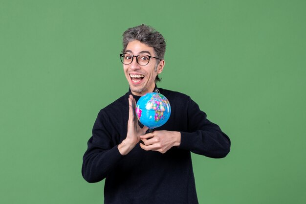 retrato de genio hombre sosteniendo globo terráqueo foto de estudio fondo verde mar espacio aire profesor escuela naturaleza