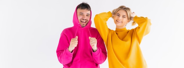 Retrato de gente alegre hombre y mujer en ropa básica sonriendo