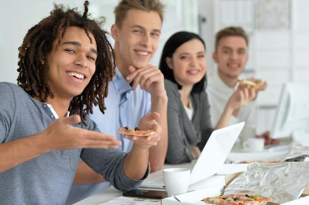 retrato, de, un, gente joven, en, descanso, comida, pizza