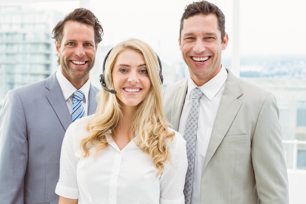 Foto retrato de gente de negocios feliz en la oficina