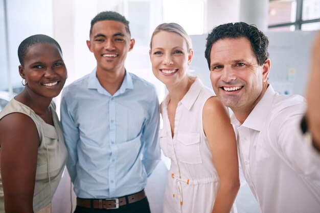 Retrato de gente de negocios feliz tomándose un selfie juntos en una oficina de inicio Trabajo en equipo de relaciones de diversidad en el lugar de trabajo y misión para un personal saludable o en un ambiente de trabajo positivo en el lugar de trabajo