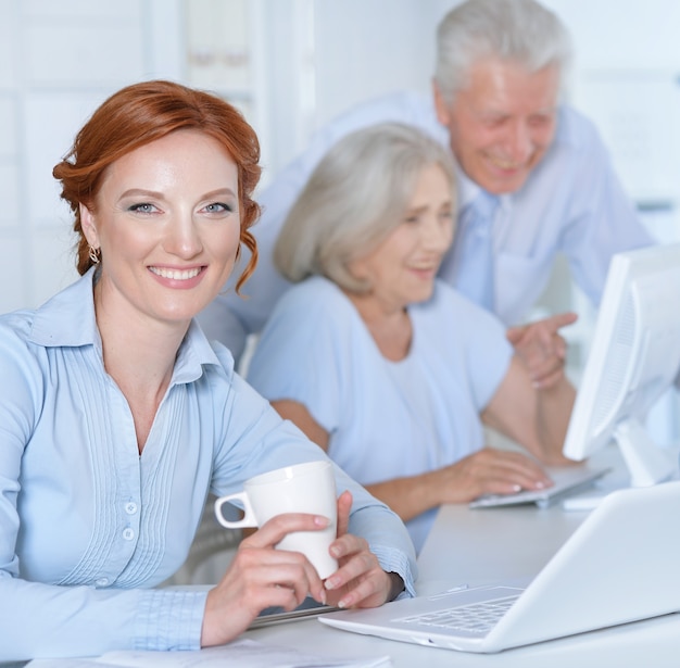 Foto retrato de gente de negocios que trabaja en office