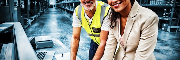 Retrato de gerente de almacén y trabajador trabajando juntos