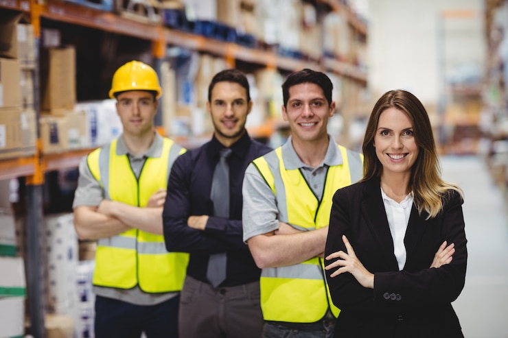 Foto retrato de gerente de almacén y trabajadores en almacén