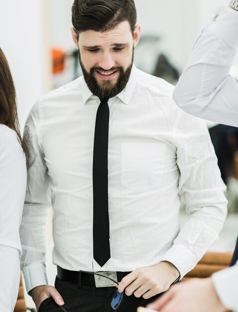 Foto retrato de un gerente exitoso en el lugar de trabajo en la oficina