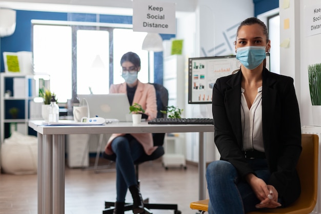 Retrato de gerente con mascarilla médica contra el coronavirus