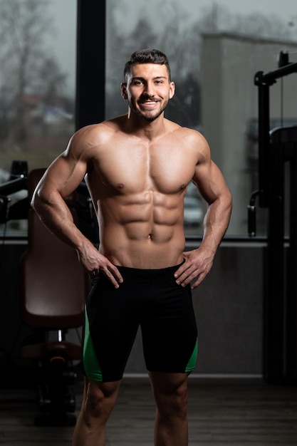 retrato, de, un, gimnasio, hombre musculoso