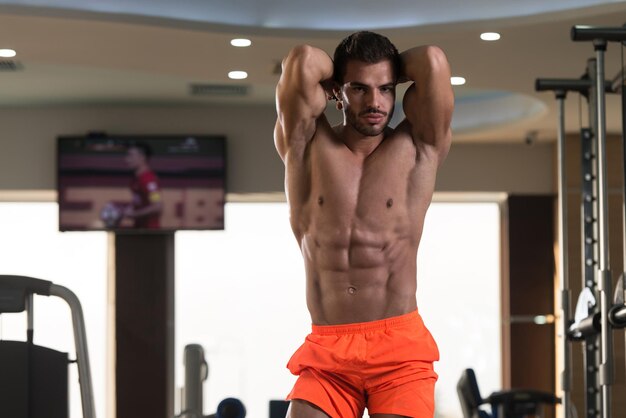 retrato, de, un, gimnasio, hombre musculoso