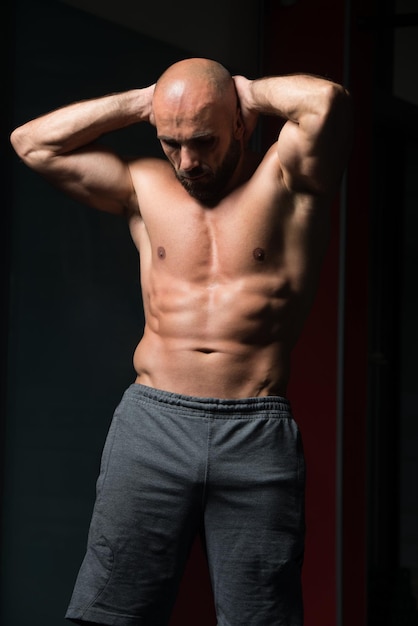 Foto retrato, de, un, gimnasio, hombre musculoso