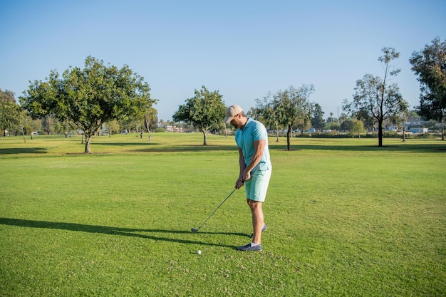 Retrato de golfista en gorra con club de golf gente estilo de vida hombre jugando en hierba verde