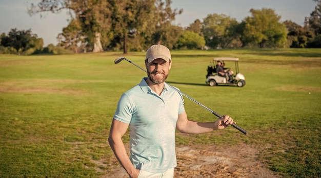 Retrato de golfista sonriente en gorra con club de golf verano