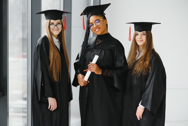 Retrato de graduados multirraciales con diploma