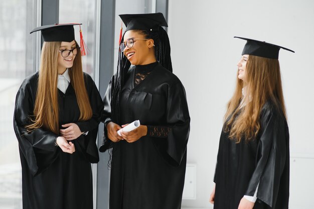 Retrato de graduados multirraciales con diploma